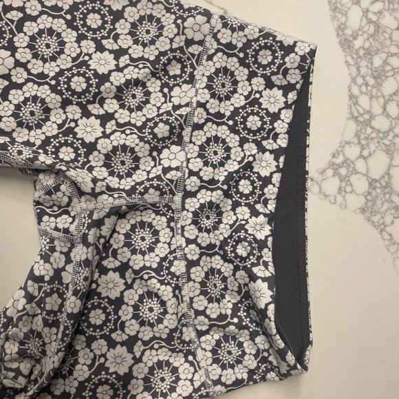 3/4 Length Lululemon Size 4 Floral Leggings - Picture 8 of 8